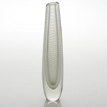 GUNNEL NYMAN, A glass vase signed G. Nyman Nuutajärvi Notsjö. Mid 20th century.
