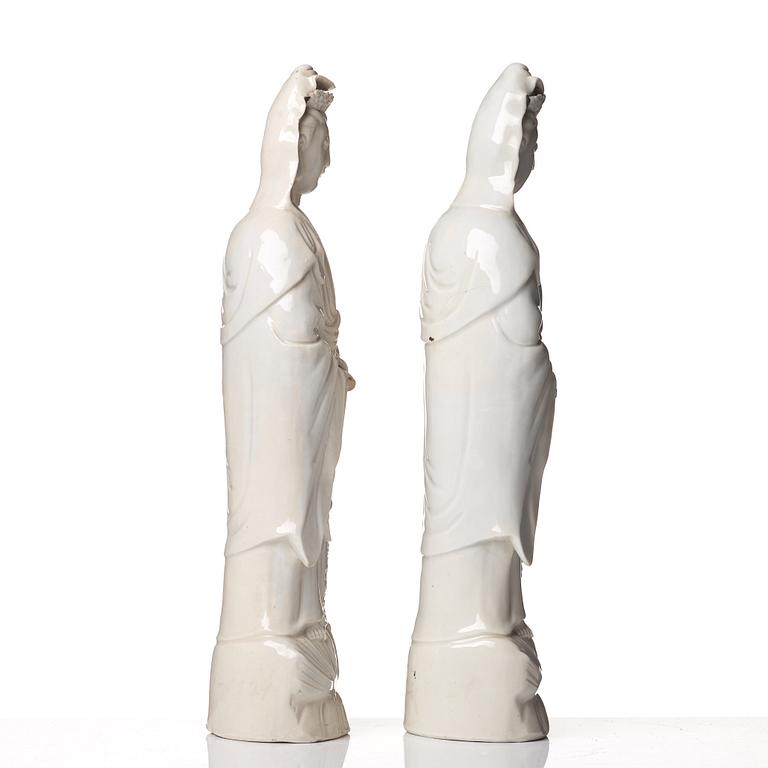 FIGURINER, ett par, blanc de chine. Qingdynastin, 1700-tal.