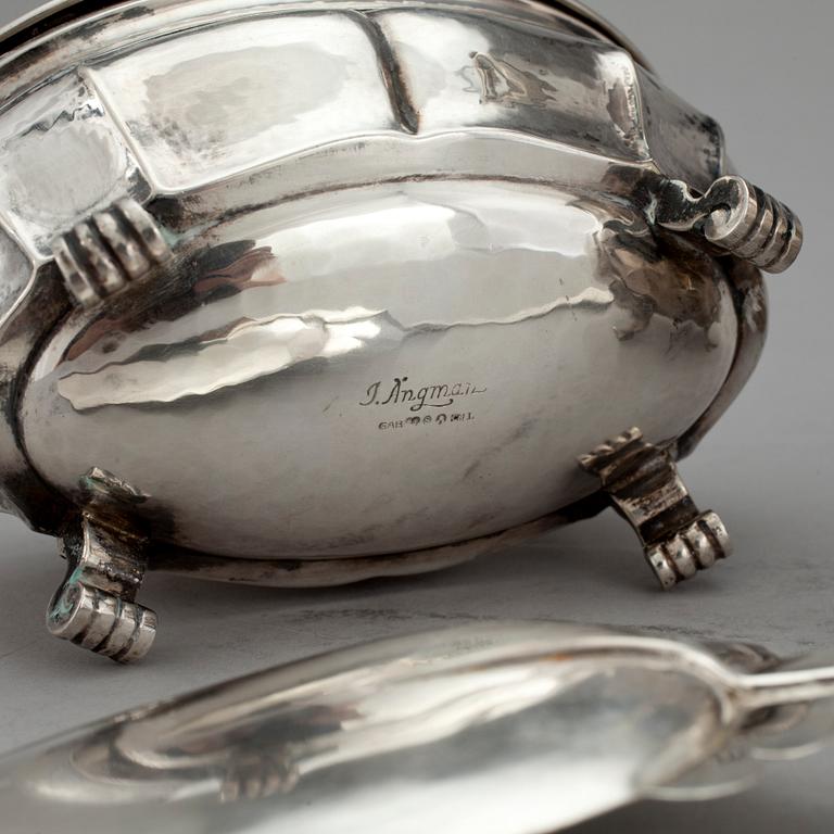 PARTI SILVER, 3 delar, bland annat sockerskrin av Jacob Ängman, GAB, Stockholm 1929. Vikt ca 558 gram.