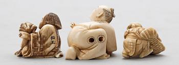 NETSUKE, 3 st, ben, Japan, sannolikt Meiji (1867-1911).