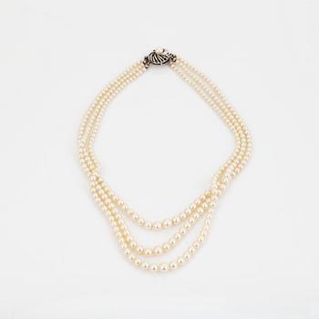 PÄRLCOLLIER, treradigt, med odlade Akoyapärlor, lås i silver med pärla.