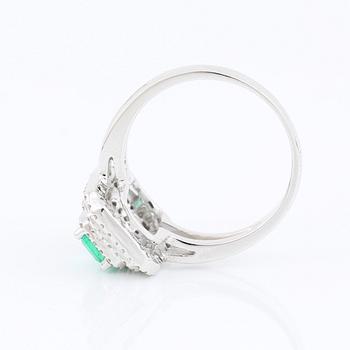 RING, 18K vitguld med smaragd ca 1,35 ct och små diamanter tot ca 0,28 ct. Vikt 5,8 g.