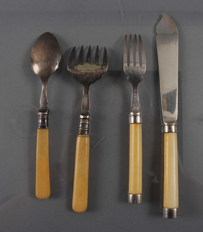 FISKBESTICK, 34 delar, silver med benskaft, 1875.