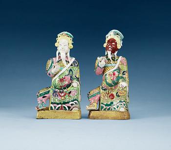 FIGURINER, två snarlika, kompaniporslin. Qing dynastin, omkring 1800.