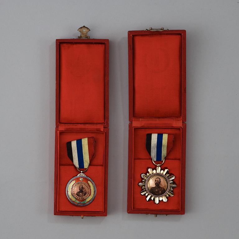 MEDALJER, emalj, förgyllt silver m.m. Kina, tidigt 1900-tal.