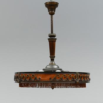 TAKLAMPA, 1900-talets första hälft. Höjd ca 67 cm.