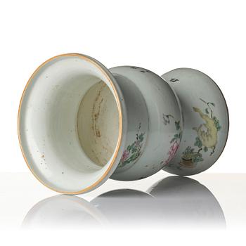 A famille rose vase, early 20th century.