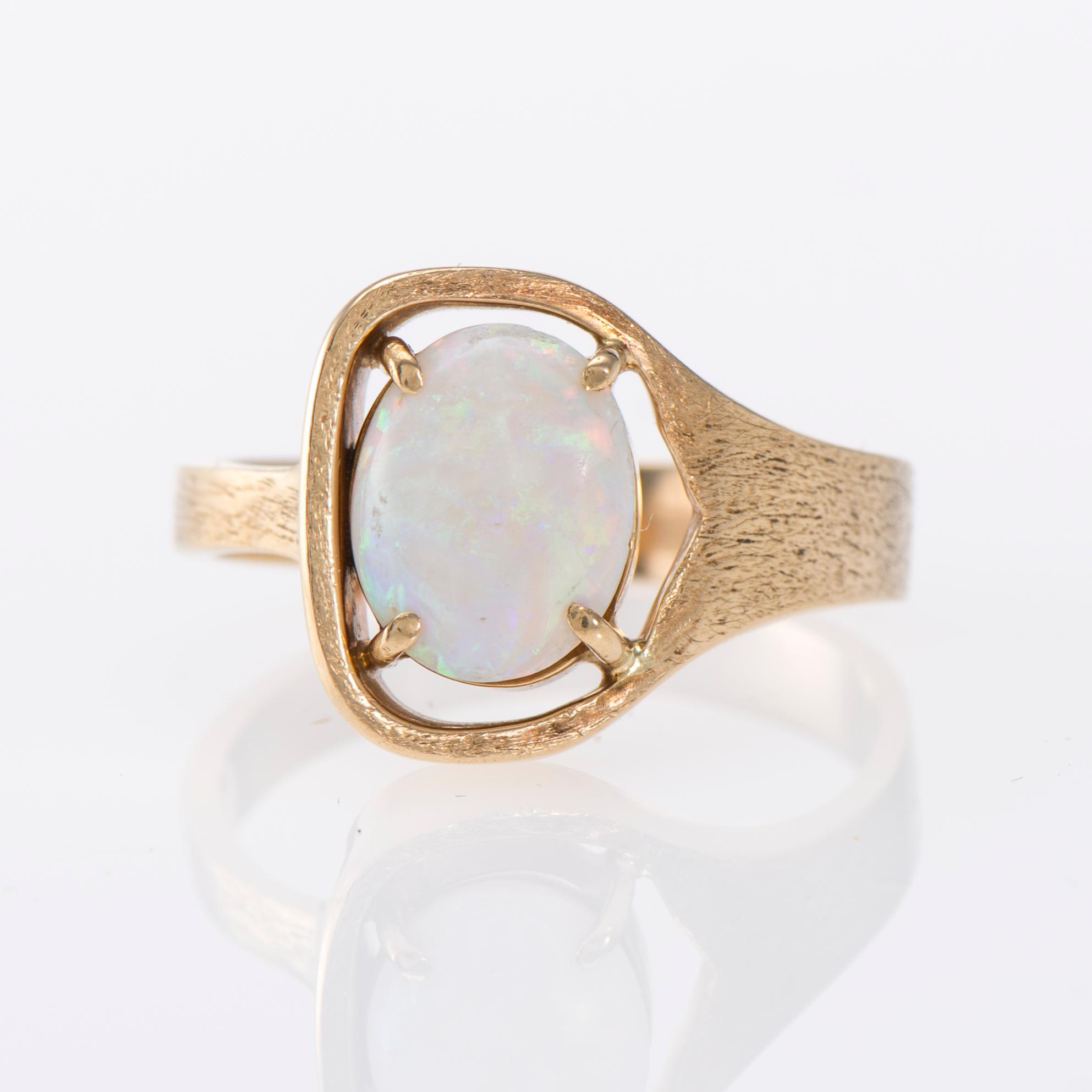 RING, 18K guld, opal. Vikt ca 6,4 g.