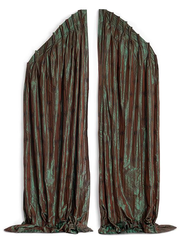 Gardiner, ett par, grönt mönstrat siden.