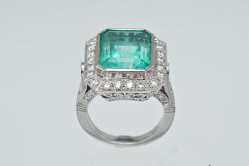 A RING, emerald c. 11.0 ct, diamonds ca 2.25 ct.