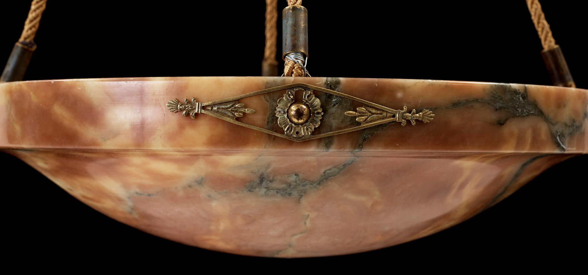 AMPEL, alabaster, 1900-talets första hälft. Höjd ca 76 cm.