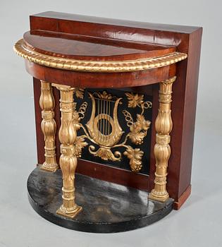 SPEGEL OCH KONSOLBORD, av Petter Gustaf Bylander (spegelfabrikör och skulptör i Göteborg 1804-1859). Empire.