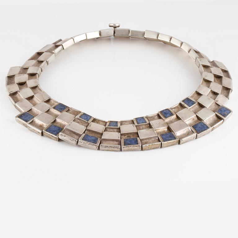 COLLIER,  silver med slipad sodalit, Mexico.Vikt 268,4 gram.