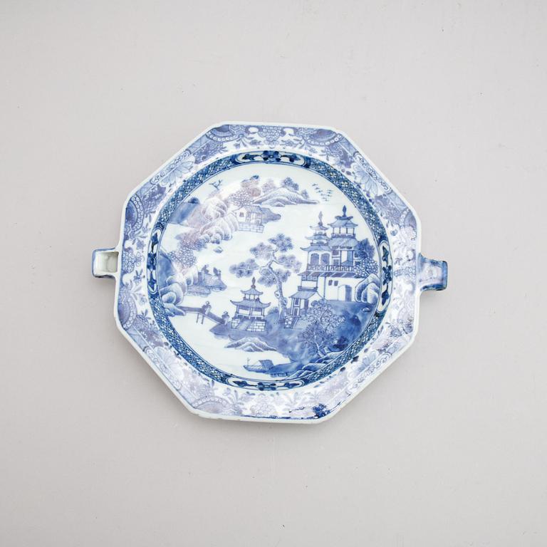 A group of four Chinese blue and white warming plates (2+1+1), Qing dynasty, 18th/19th century.