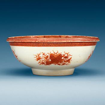 1786. A Fitzhugh rouge de fer bowl, Qing dynasty Jiaqing (1796-1820).