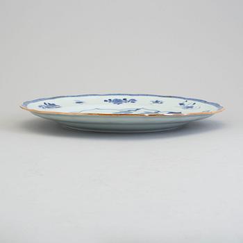 A blue and white export porcelain figural dish, Qing dynasty, Qianlong (1736-95).