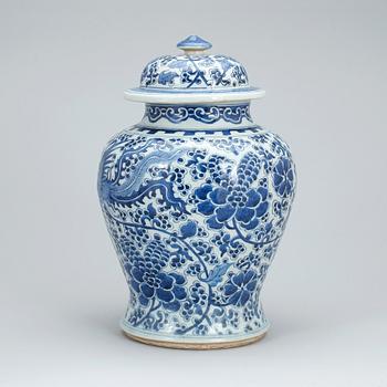 URNA med LOCK, porslin, Kina, Kangxi-stil, 1900-tal.