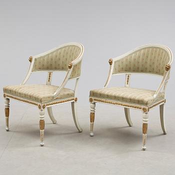 KARMSTOLAR, så kallade baljfåtöljer, ett par, sengustavianska, 1800-talets början.