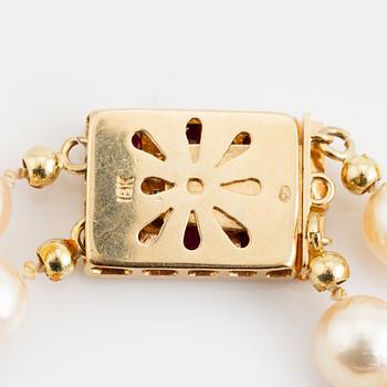 Cultured pearl bracelet, clasp 18K gold with rubies and eight cut diamonds.