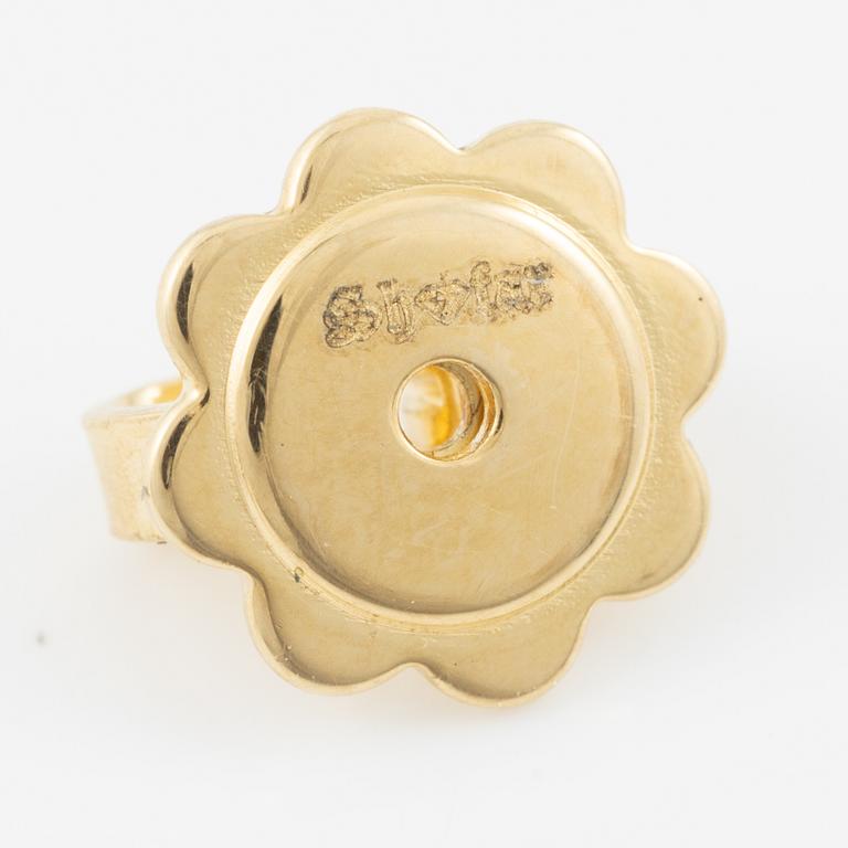 Earrings 18K gold with green tourmalines and brilliant-cut diamonds.