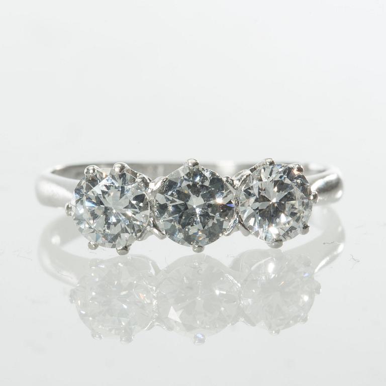 RING, platina med briljantslipade diamanter, totalt ca 1.10 ct. Stockholm, 1937. Vikt ca 2,8 g.