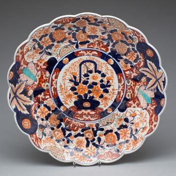 PRESENTERFAT, porslin. Imari, Japan, 1800-talets slut.