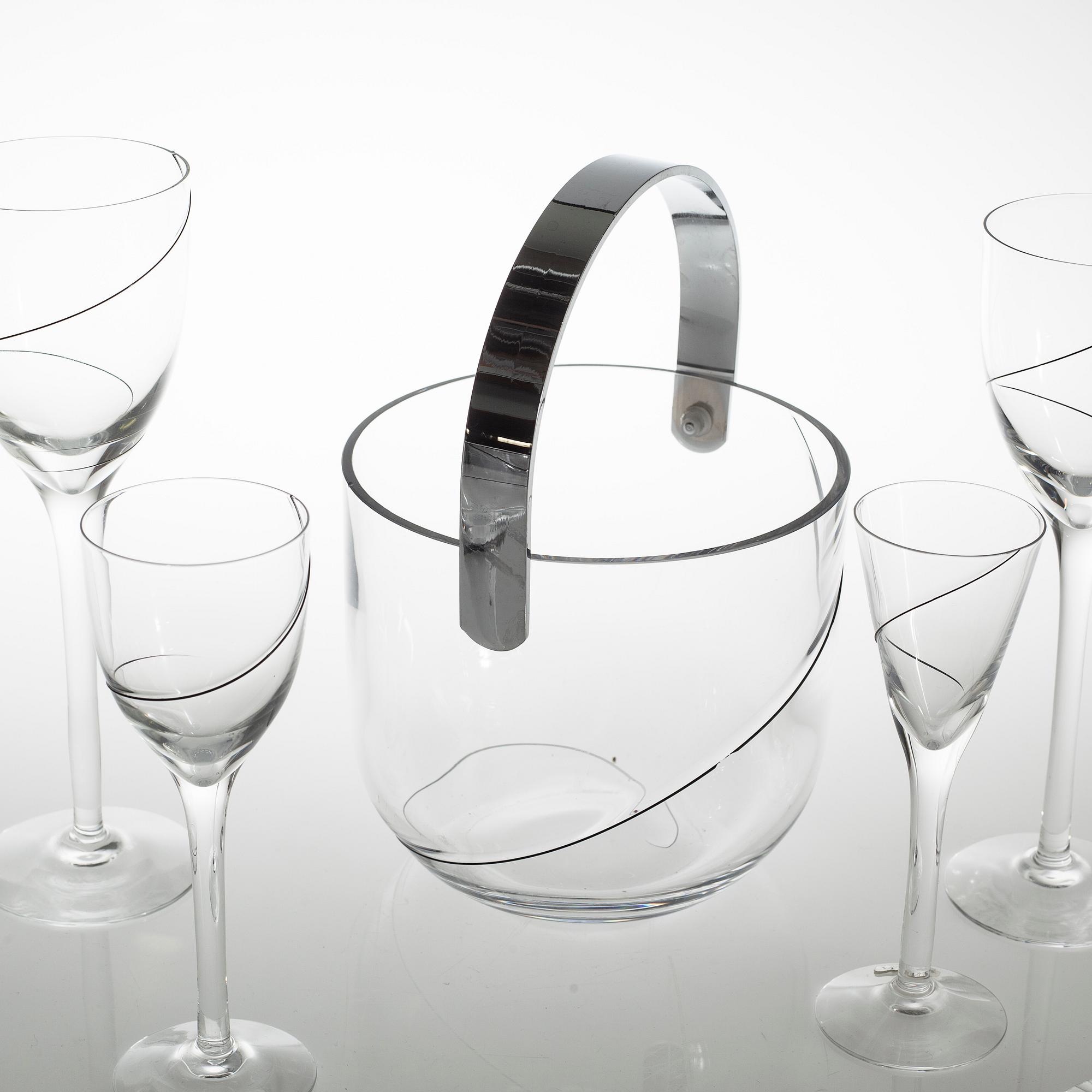 ANNA EHRNER, 109 delar, glas, "Line", Kosta Boda, 1900-talets slut.