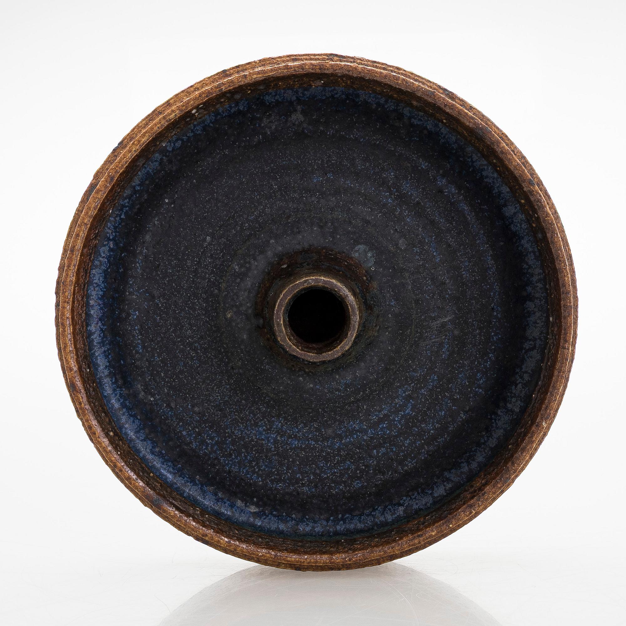 Raija Tuumi, a chamotte stoneware bowl, monogram signed RT, ARABIA.