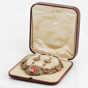En collier och ett par örhängen guld och emalj med caméer och pärlor, 1800-tal.