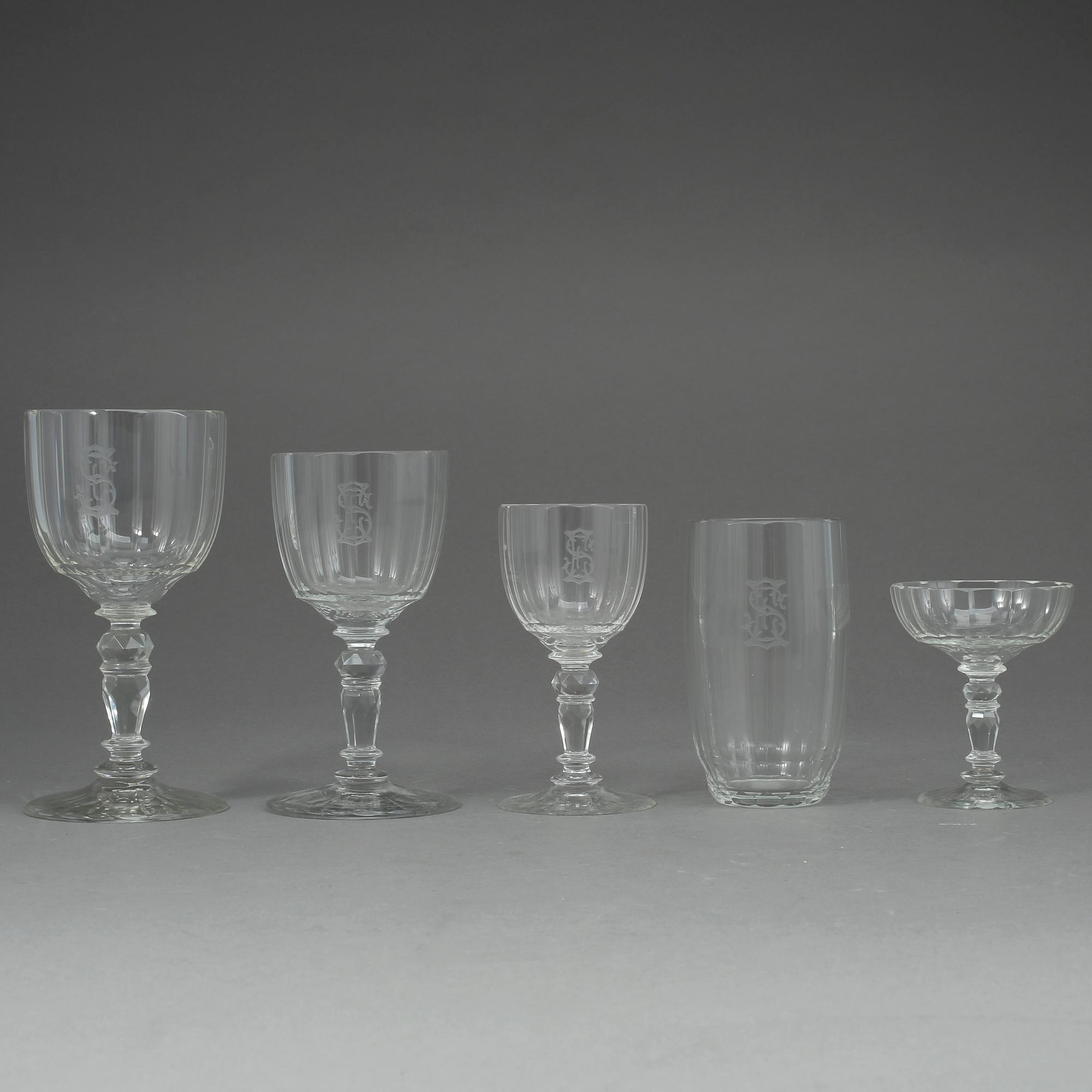 GLASSERVIS, 20 delar, omkring år 1900, och 1 KARAFF, 1940-50-tal.