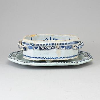 A blue and white faiance cooler/tureen/jardiniere with dish, 18th century.