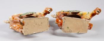 FIGURINER, 2 st snarlika, porslin, 1900-tal, Kina.