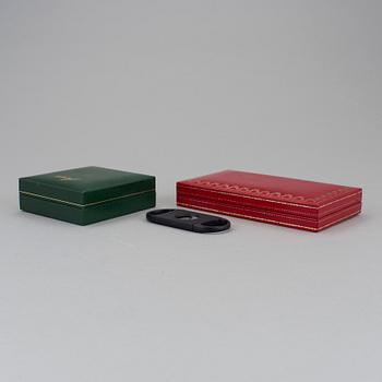 Two cigar cutters from Davidoff and must de Cartier in original cases.