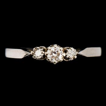 RING, 18 k, med 3 briljanter, svenska stämplar.