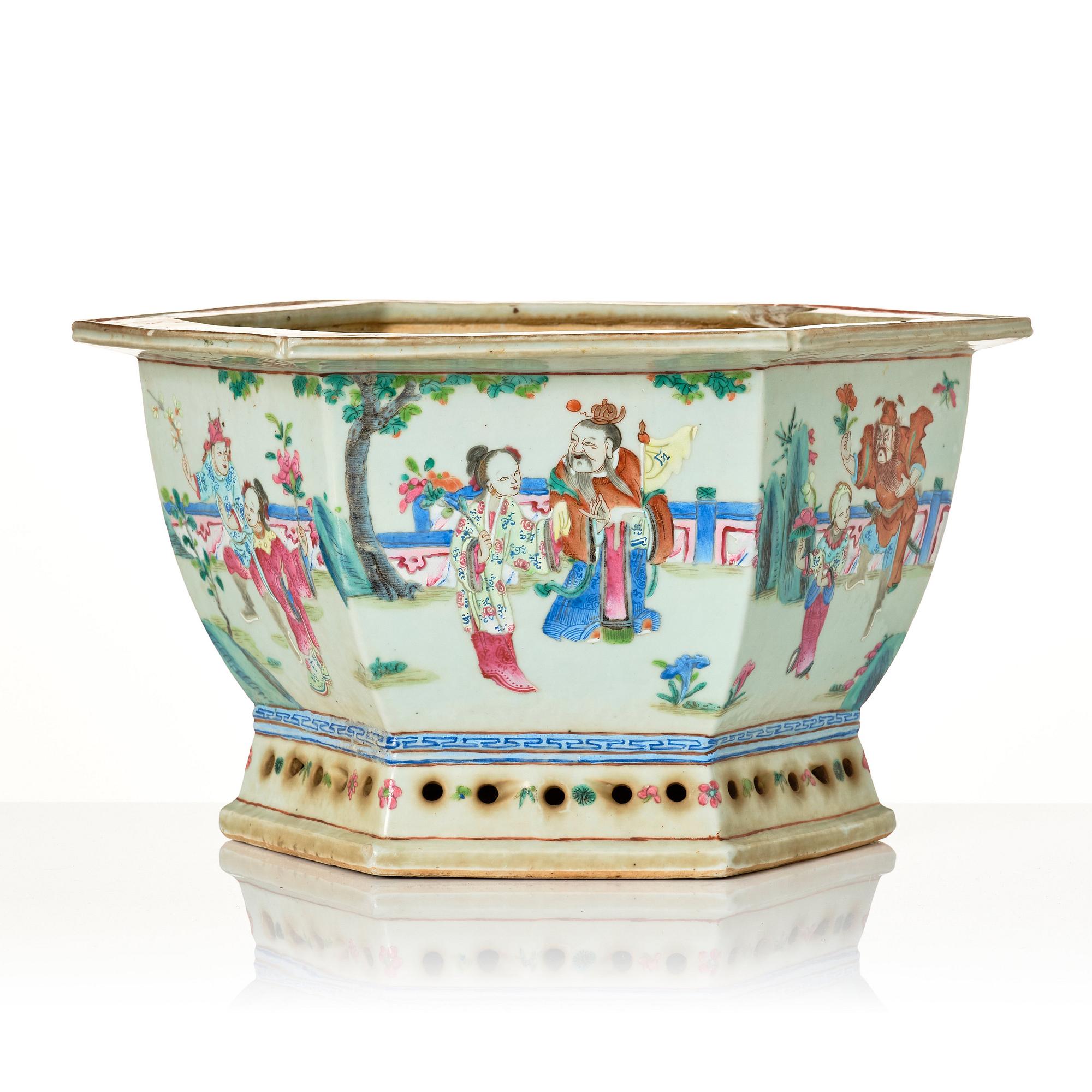 A large famille rose flower pot, Qing dynasty, 19th Century.