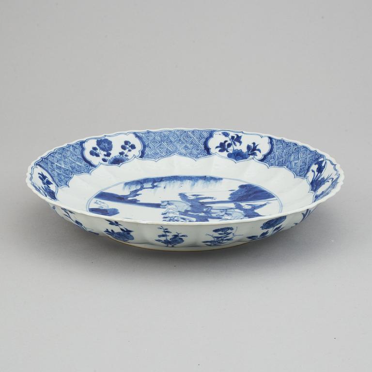 A blue and white dish, Qing dynasty, Kangxi (1662-1722).