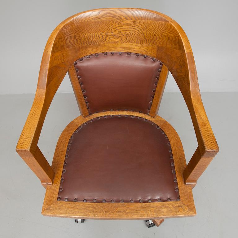 SKRIVBORDSSTOL, brännstämplad samt etikettmärkt Billnäs, 1900-talets början.