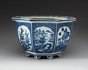 A large blue and white flower pot, Qing dynasty, Qianlong (1736-95).