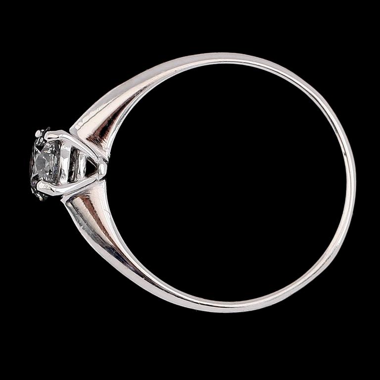 RING, 18K vitguld, solitär briljantslipad diamant ca 0.73 ct.