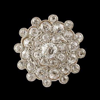 RING, 18k guld och platina med 33 äldre briljantslipade diamanter, utländska stämplar, 1900-talets första hälft. Vikt 5g.