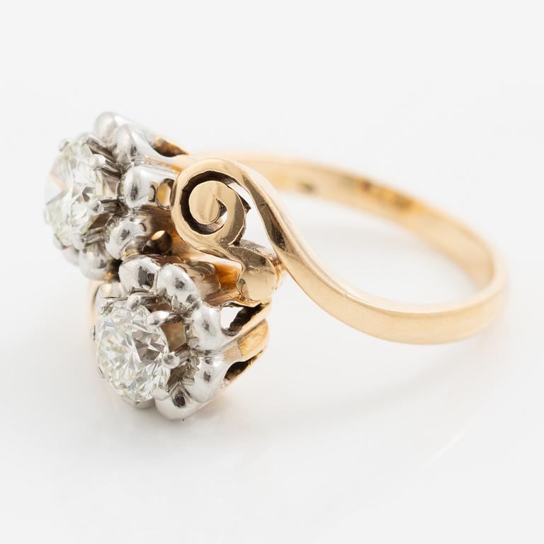 Ring 18K gold with two round brilliant-cut diamonds.