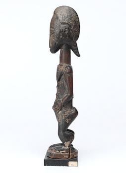 FETISCH. Trä. Baoule-stammen. Côte d'Ivoire (Elfenbenskusten) omkring 1920-1930. Höjd 28 cm.