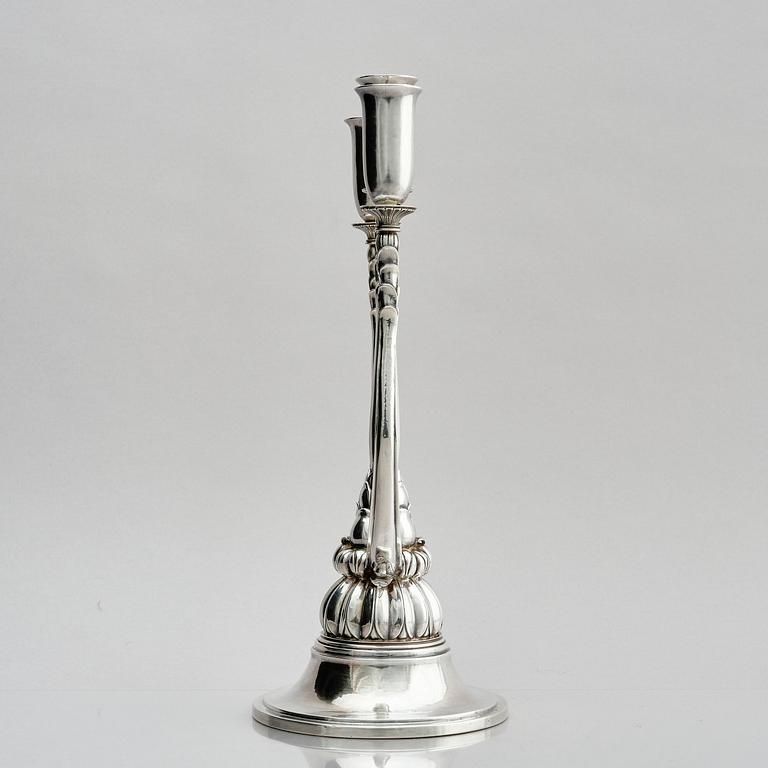 Georg Jensen, trearmad kandelaber, sterling silver, design Harald Nielsen, modell nr 595, Köpenhamn 1925-1932.