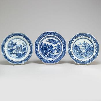 A set of 11 blue and white dinner plates, Qing dynasty, Qianlong (1736-95).