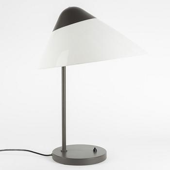 Hans J. Wegner, bordslampa, "Opala", Louis Poulsen, Danmark.