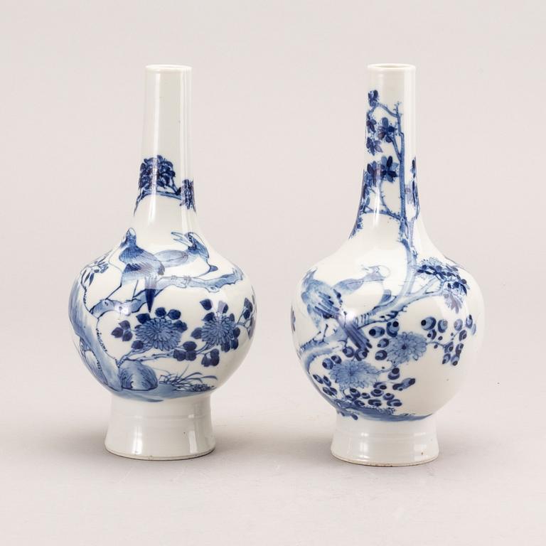 A set of two blue and white vases, Qing dynasty, 19th Century.