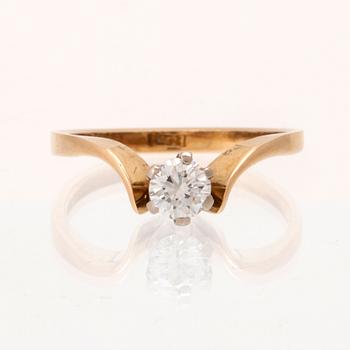 Ring solitär 18K rött och vitt guld med rund briljantslipad diamant, Per-G Forslund Juvelateljén Malmö 1977.