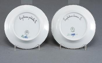 ASSIETTER, 2 stycken, porslin, "Flora Danica", 20 3552, Royal Copenhagen, 1900-talets andra hälft.