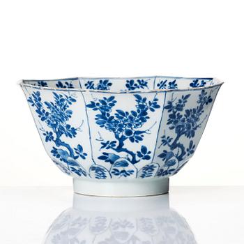 A blue and white octagonal bowl, Qing dynasty, Kangxi (1662-1722).