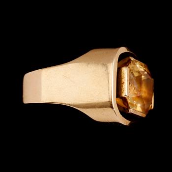 RING, 18 k guld, citrin. Total vikt ca 19 g.